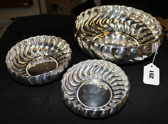 Set of three graduated Continental .800 standard silver bowls